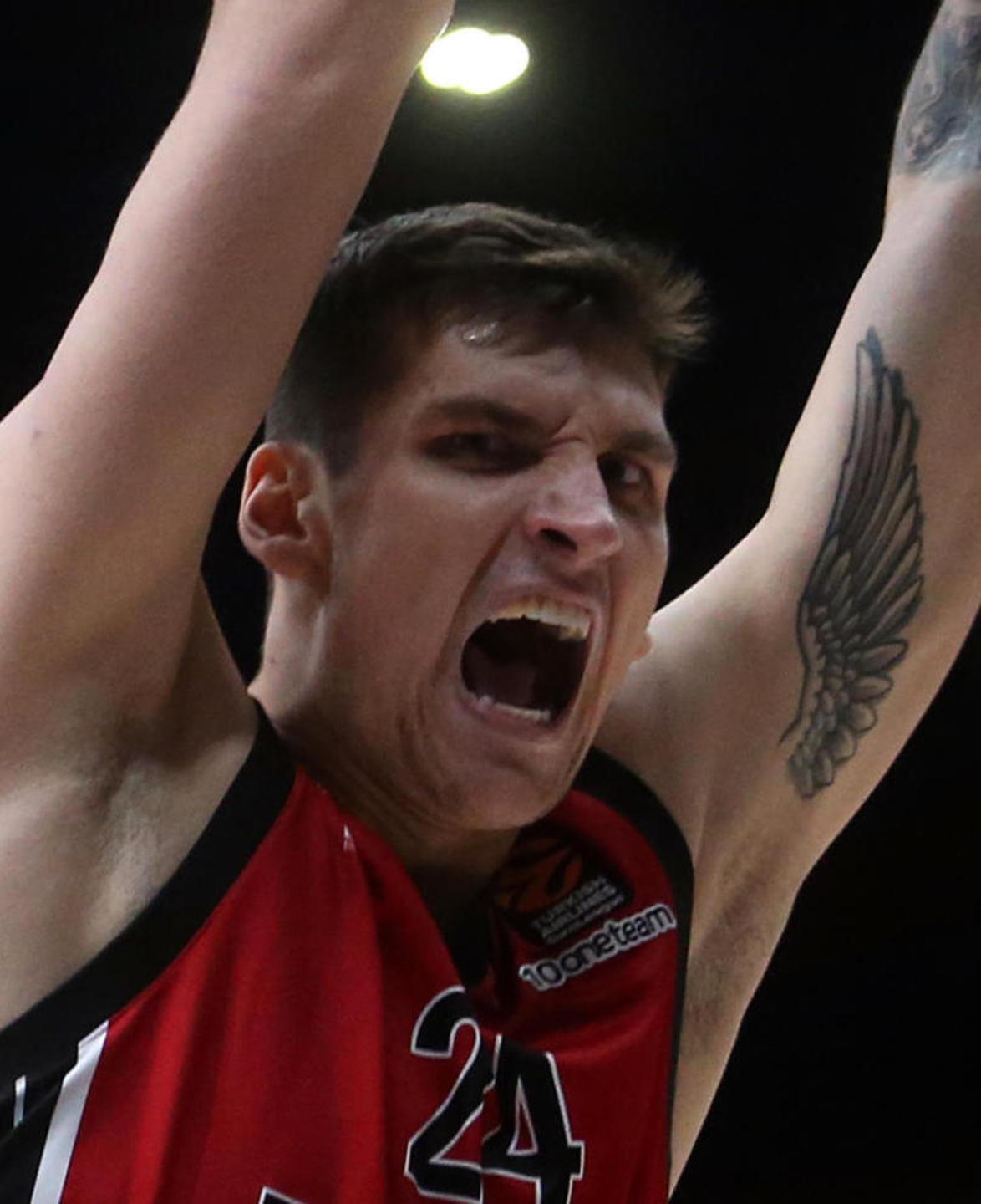 L’ala Mitoglou si frattura il piede