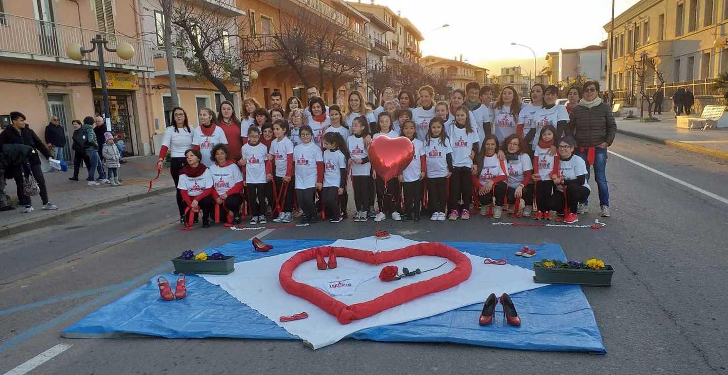 Un corteo luminoso contro la violenza 