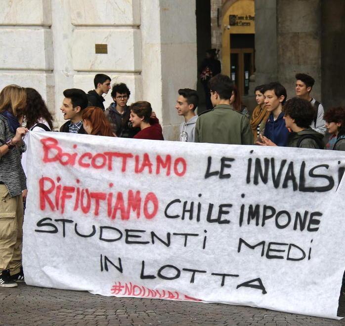 Studenti ferraresi “bocciati” ai test Invalsi: «Colpa di Covid e mentalità umanistica» 