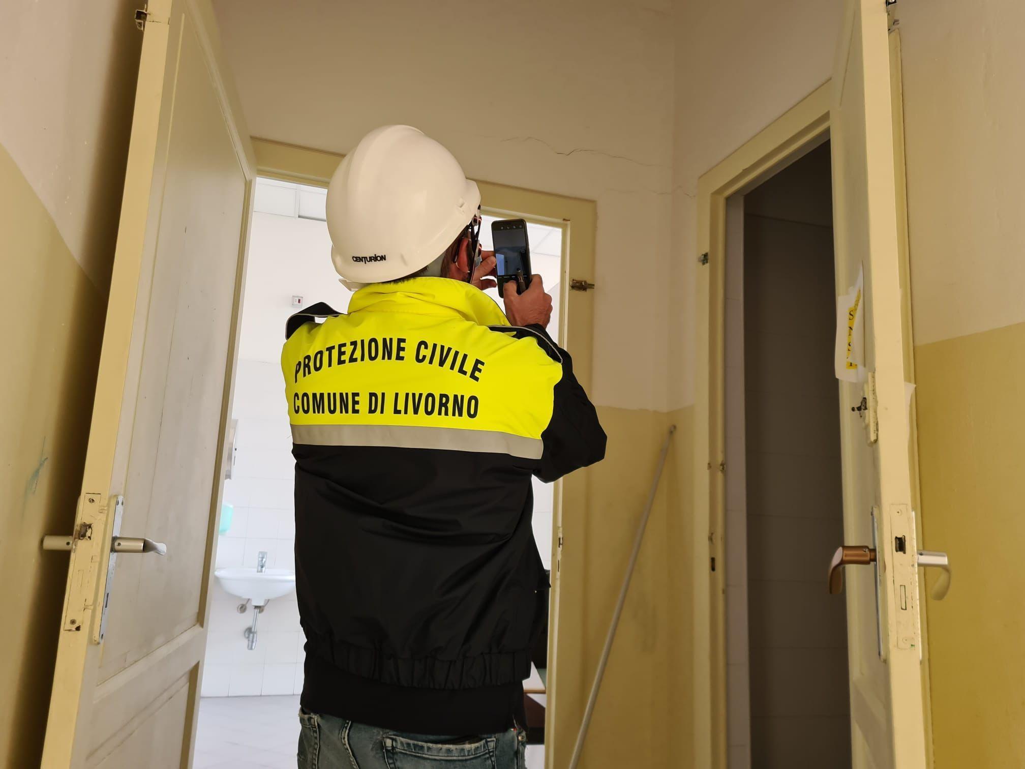 Il sopralluogo della Protezione civile nelle scuole (foto Franco Silvi)