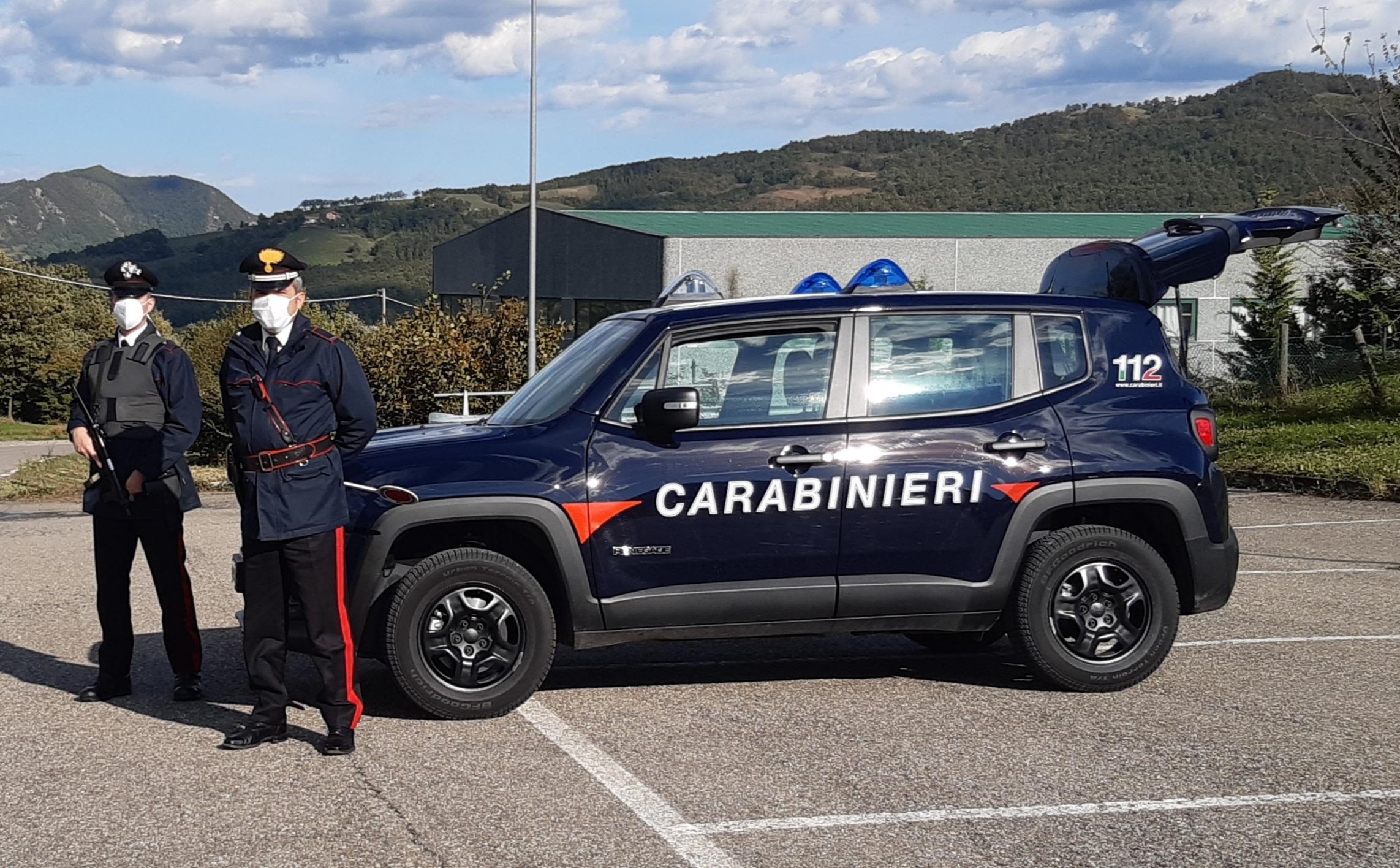 Ubriaco aggredisce i clienti di un bar e si denuda davanti a tutti, denunciato
