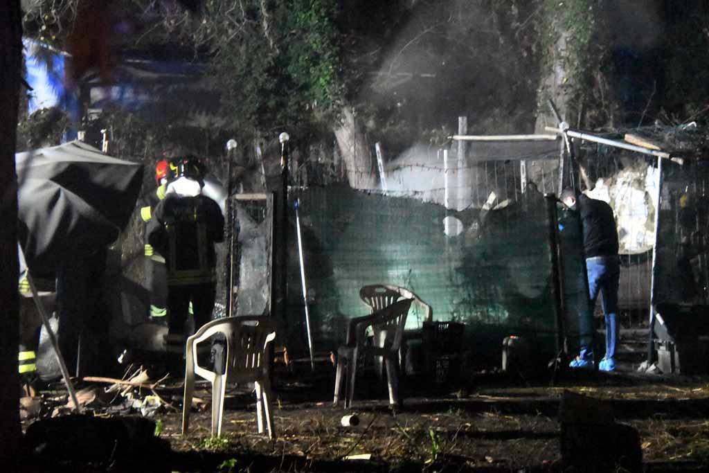 Incendio della roulotte in via dei Cerri a Ronchi.