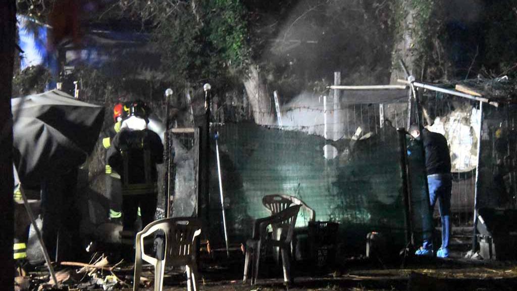 Incendio della roulotte in via dei Cerri a Ronchi.