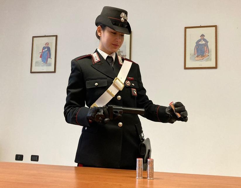 Possiede una pistola lancia razzi, ma senza permesso: denunciato un 80enne