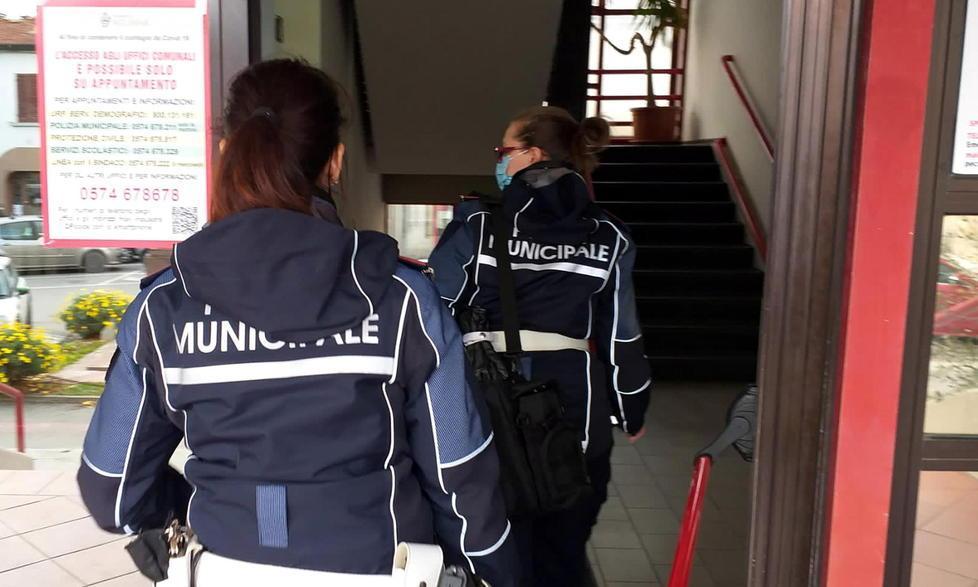 Alcune colleghe delle due donne arrestate mentre entrano nel palazzo comunale di Agliana