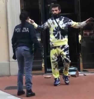 Il momento in cui Anzori Meparidze esce dal negozio di Gucci e si consegna alla polizia