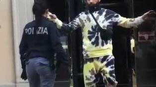 Il momento in cui Anzori Meparidze esce dal negozio di Gucci e si consegna alla polizia