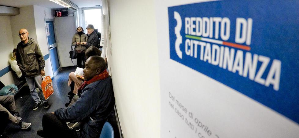 Una sala di attesa negli uffici per la presentazione della domanda per il reddito di cittadinanza