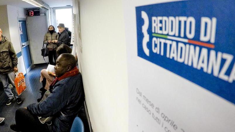 Una sala di attesa negli uffici per la presentazione della domanda per il reddito di cittadinanza