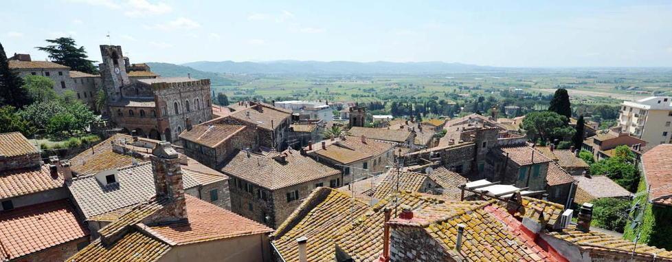 Una veduta panoramica del centro storico di Suvereto (foto Paolo Barlettani)