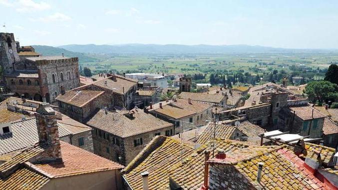 Una veduta panoramica del centro storico di Suvereto (foto Paolo Barlettani)