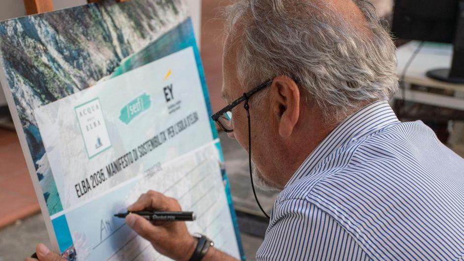 Angeli Zini, sindaco di Portoferraio, mentre il firma il protocollo Elba 2035