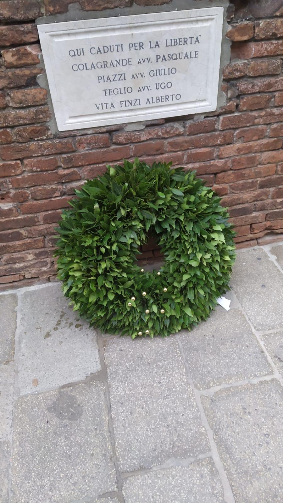 Manomessa la corona in memoria dei Caduti al muretto del Castello 