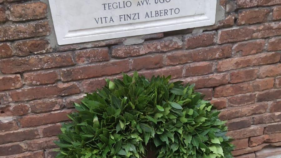 Manomessa la corona in memoria dei Caduti al muretto del Castello