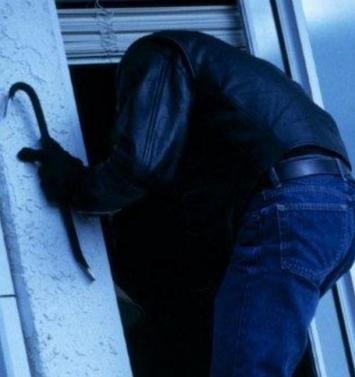 Settantenne affronta, spinge e mette in fuga un giovane malvivente 