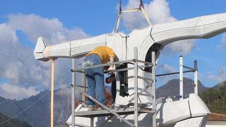 La monumentale “Ego” installata sulla rotonda di via Torraccia