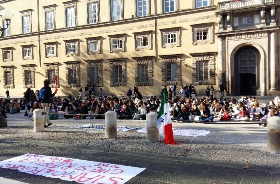 In 400 in corteo a Lucca per chiedere una scuola degna di questo nome 