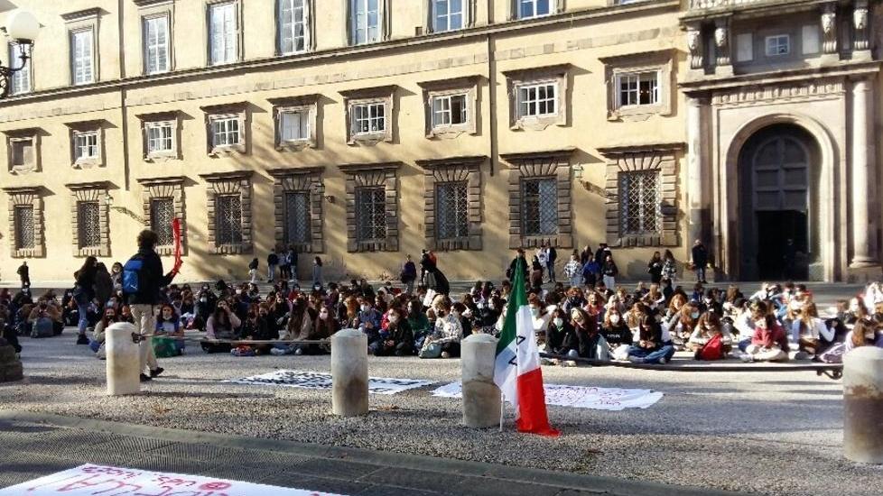 In 400 in corteo a Lucca per chiedere una scuola degna di questo nome
