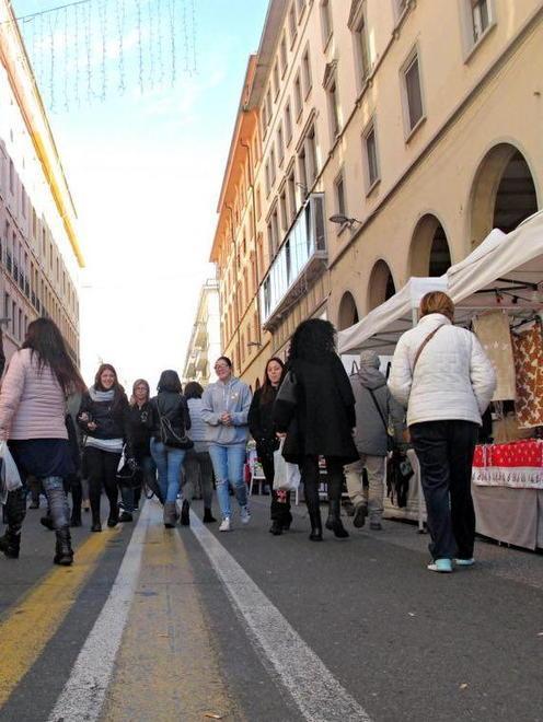 In via Grande domenica di festa con 80 banchi Stop alle auto 
