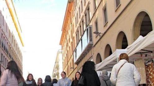In via Grande domenica di festa con 80 banchi Stop alle auto