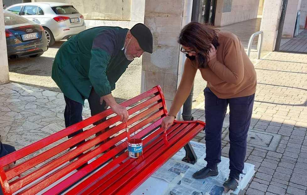 Libro, video, dibattito e l’inaugurazione di 4 panchine rosse