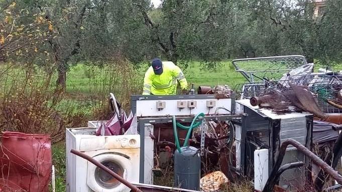 Nel campo un inceneritore a cielo aperto