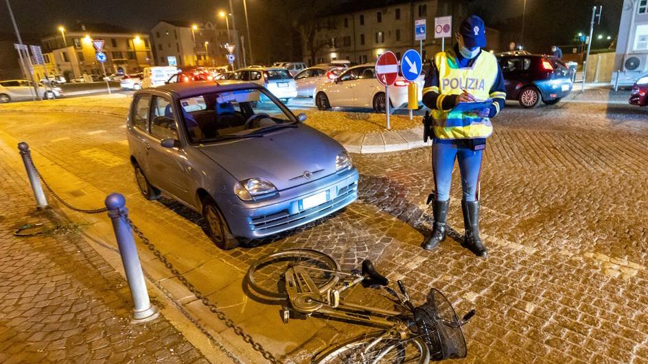 Ciclista di 14 anni investita
