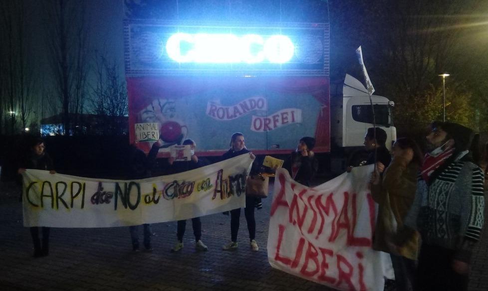 Cartelli e slogan all’ingresso del circo «Animali liberi»