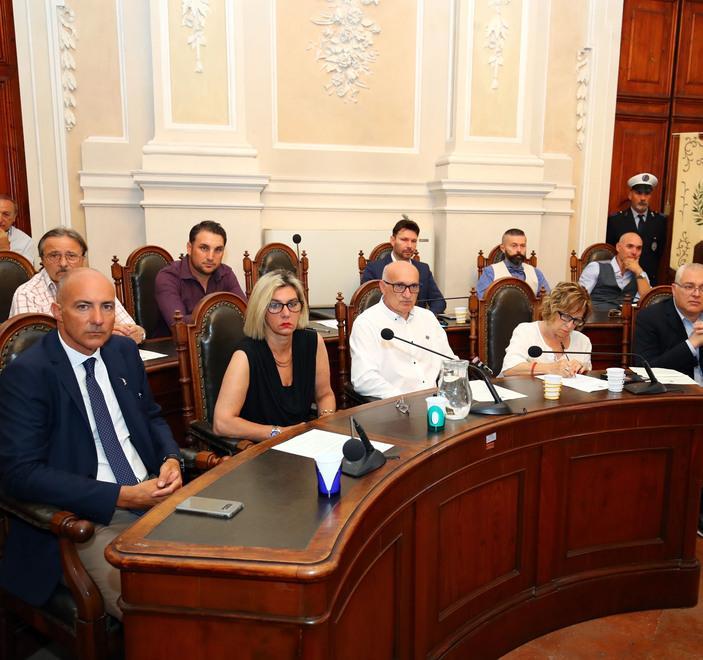 «Non sanno cosa sia il dialogo» L’opposizione punta il dito 