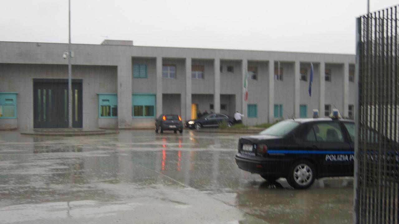 Nuchis la polizia penitenziaria sequestra un pacco con droga