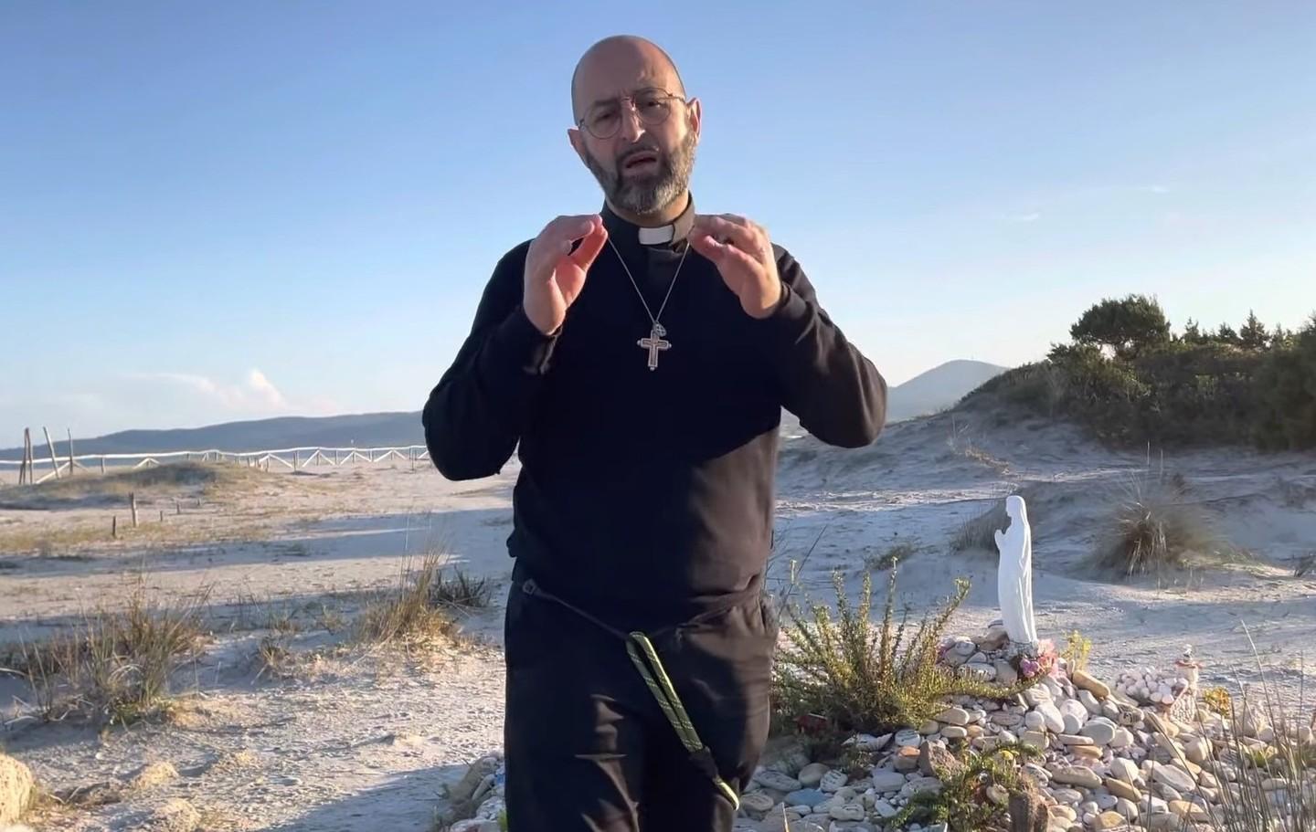 Il parroco di San Teodoro assolve i pellegrinaggi 