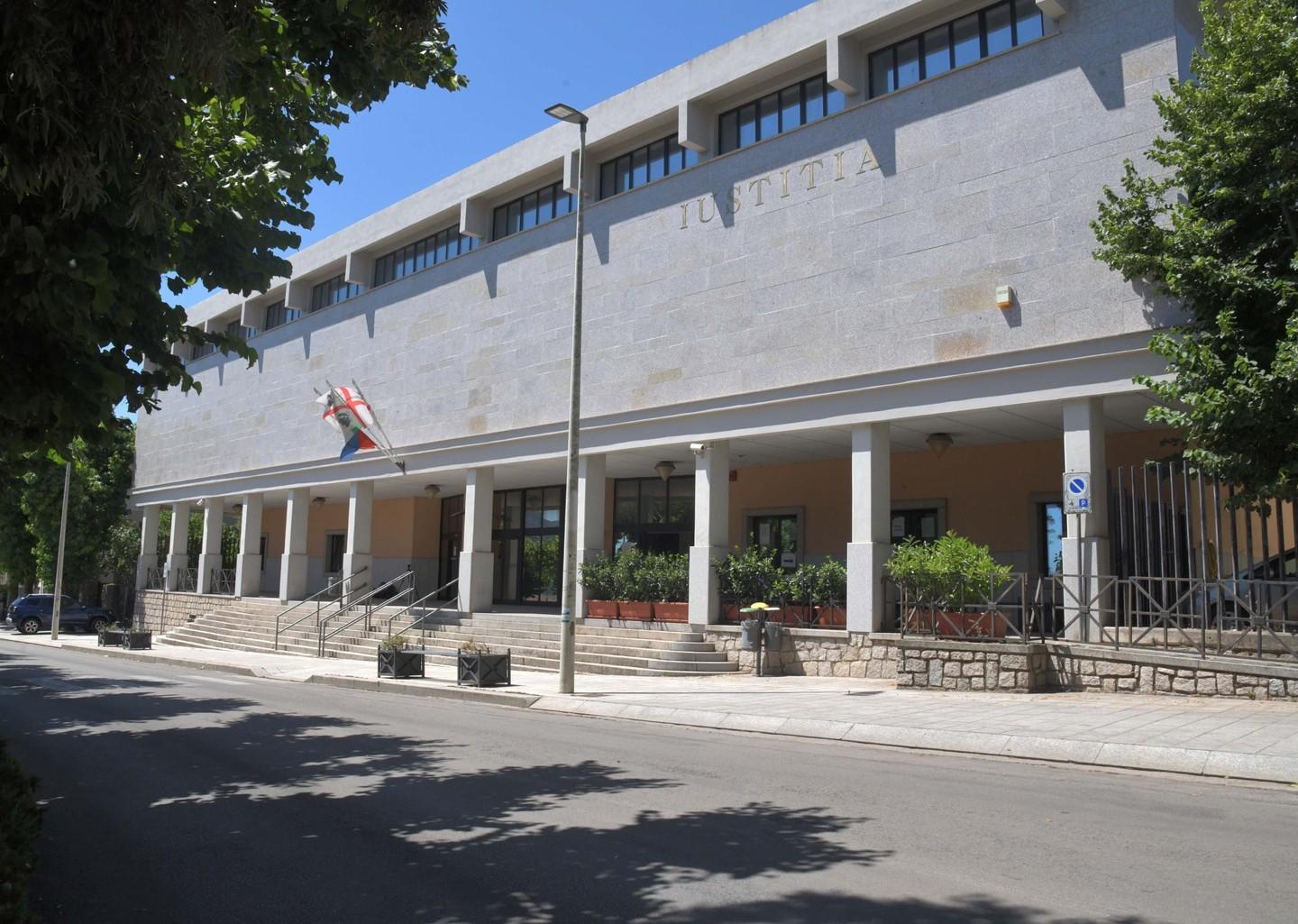 Tribunale a Olbia, 14 sindaci insorgono 