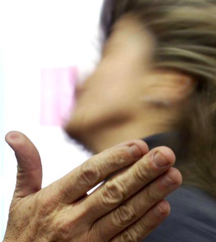 Sputi e calci alla moglie il marito finisce a processo 