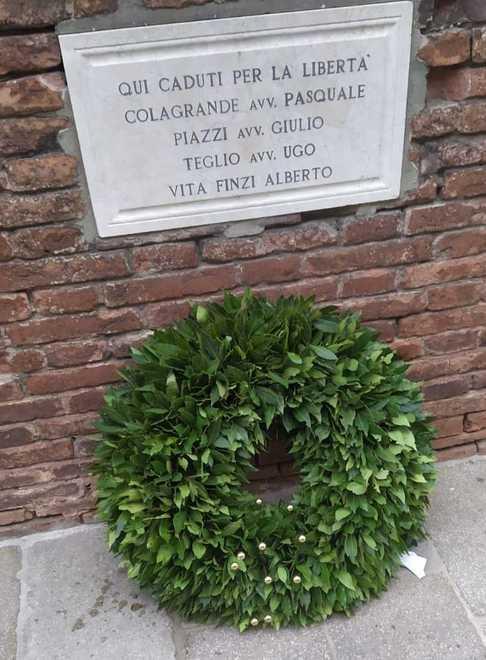 Muretto, blitz dei vandali a Ferrara: danneggiata la corona dei partigiani 