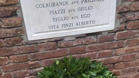Muretto, blitz dei vandali a Ferrara: danneggiata la corona dei partigiani