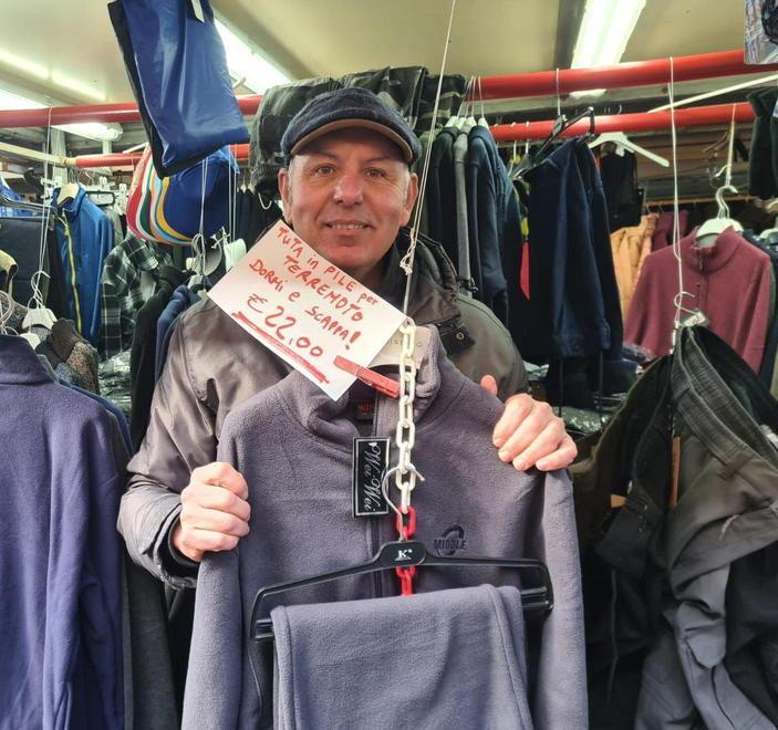 E David mette in vendita la tuta in pile per il sisma: “Dormi e scappa!” a 22 euro... 