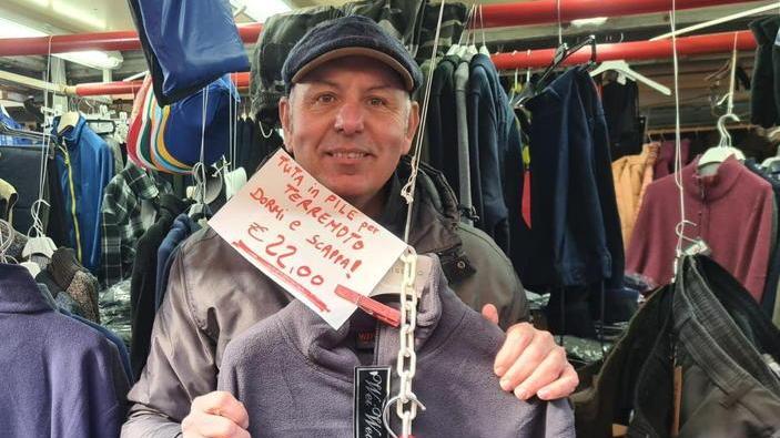 E David mette in vendita la tuta in pile per il sisma: “Dormi e scappa!” a 22 euro...