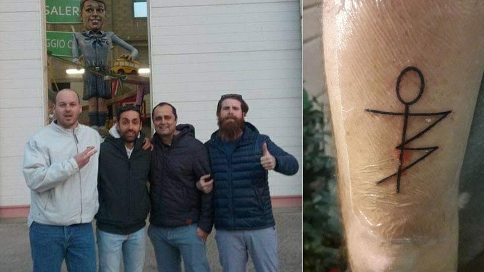 Da sinistra: Gasparini, Bertozzi, Lari e Bertuccelli,  a fianco il tatuaggio