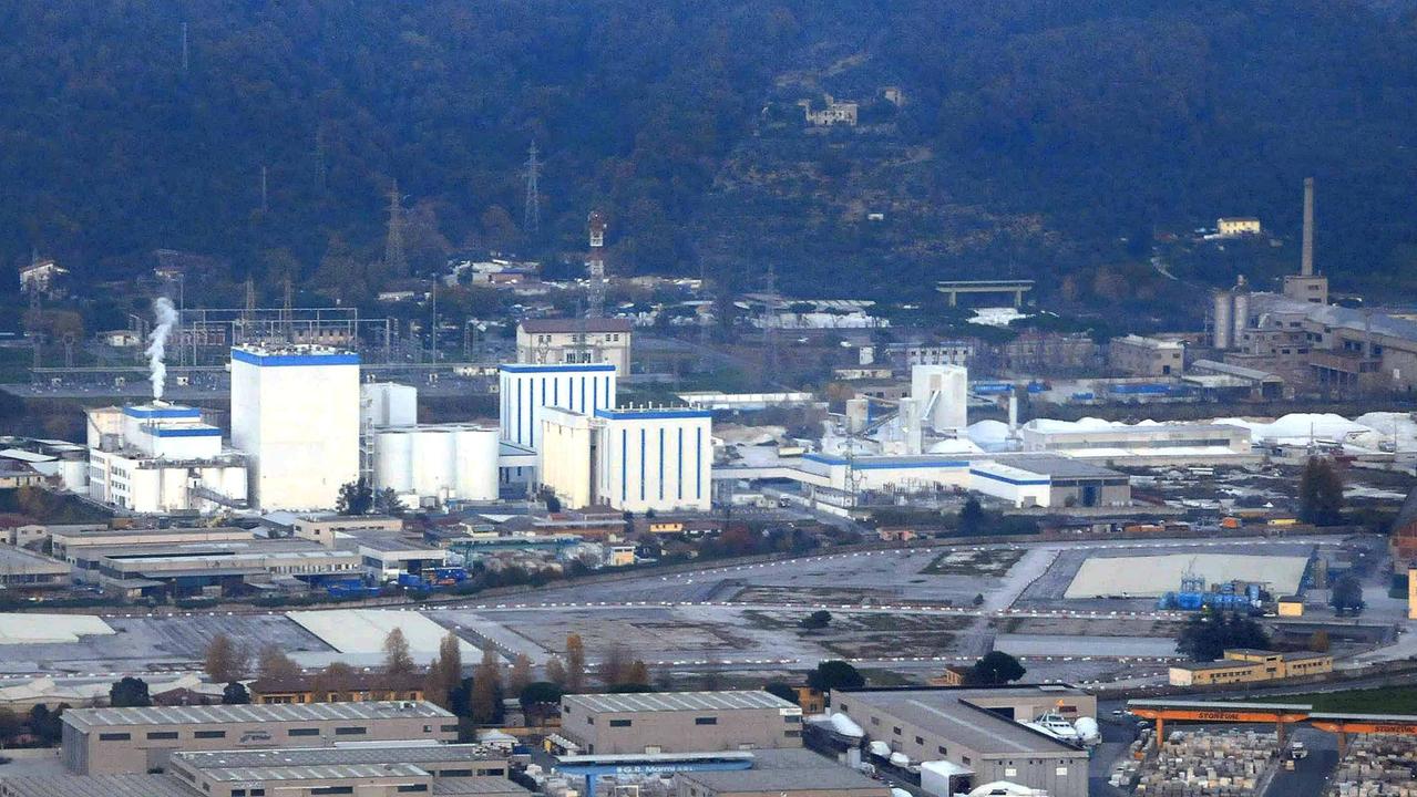 veduta dell’area industriale e, in primo piano, l’area dell’ex Rumianca in attesa di bonifica