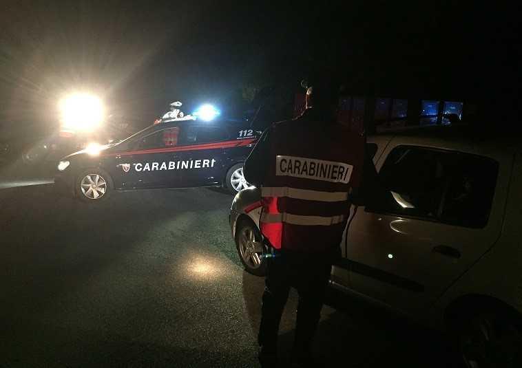 Incendia un'auto e sferra un calcio al carabiniere: arrestato a Iglesias