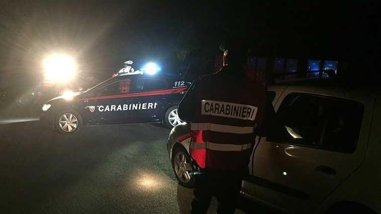 Incendia un'auto e sferra un calcio al carabiniere: arrestato a Iglesias