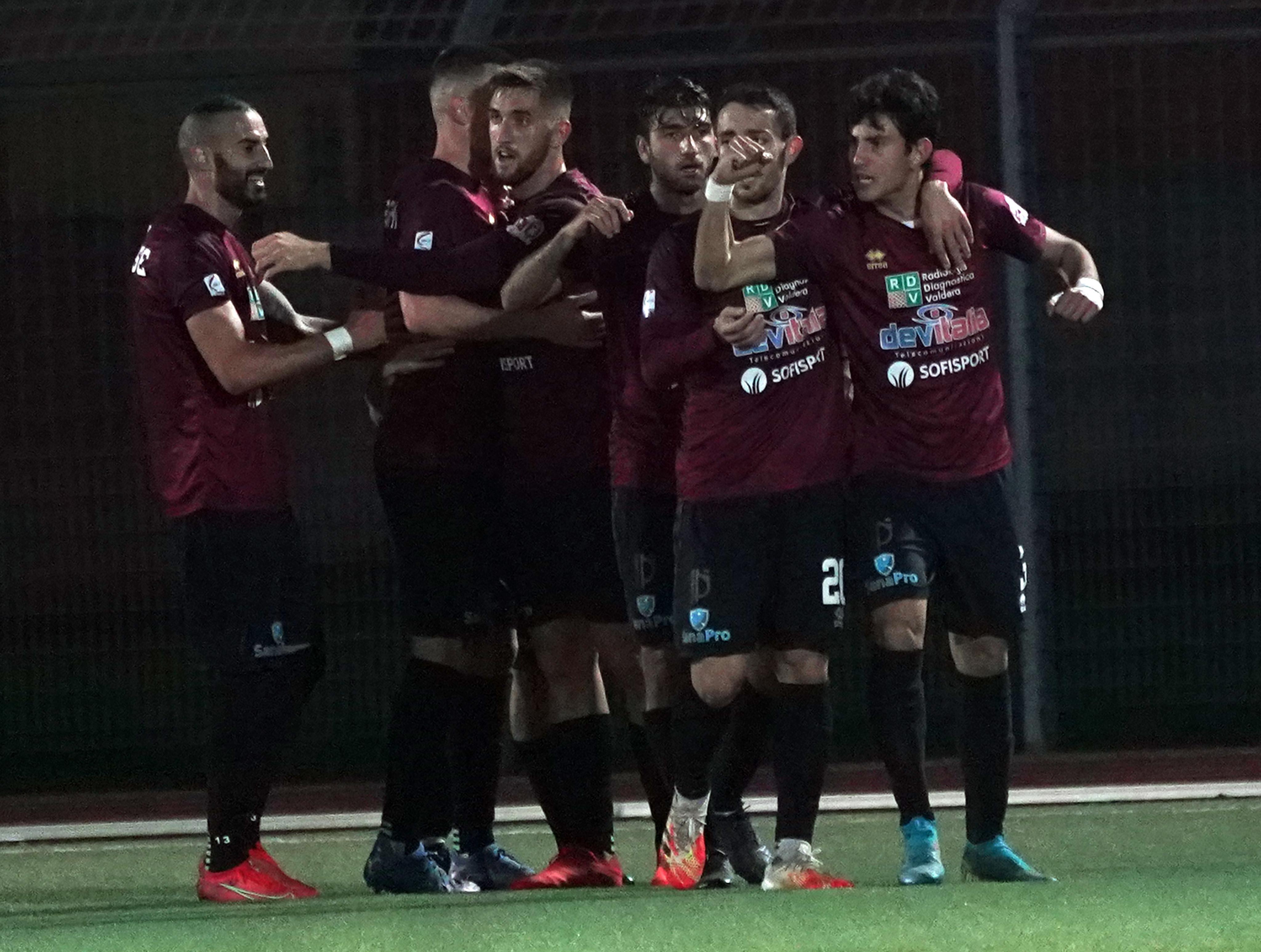 L'abbraccio fra i granata (foto Franco Silvi)