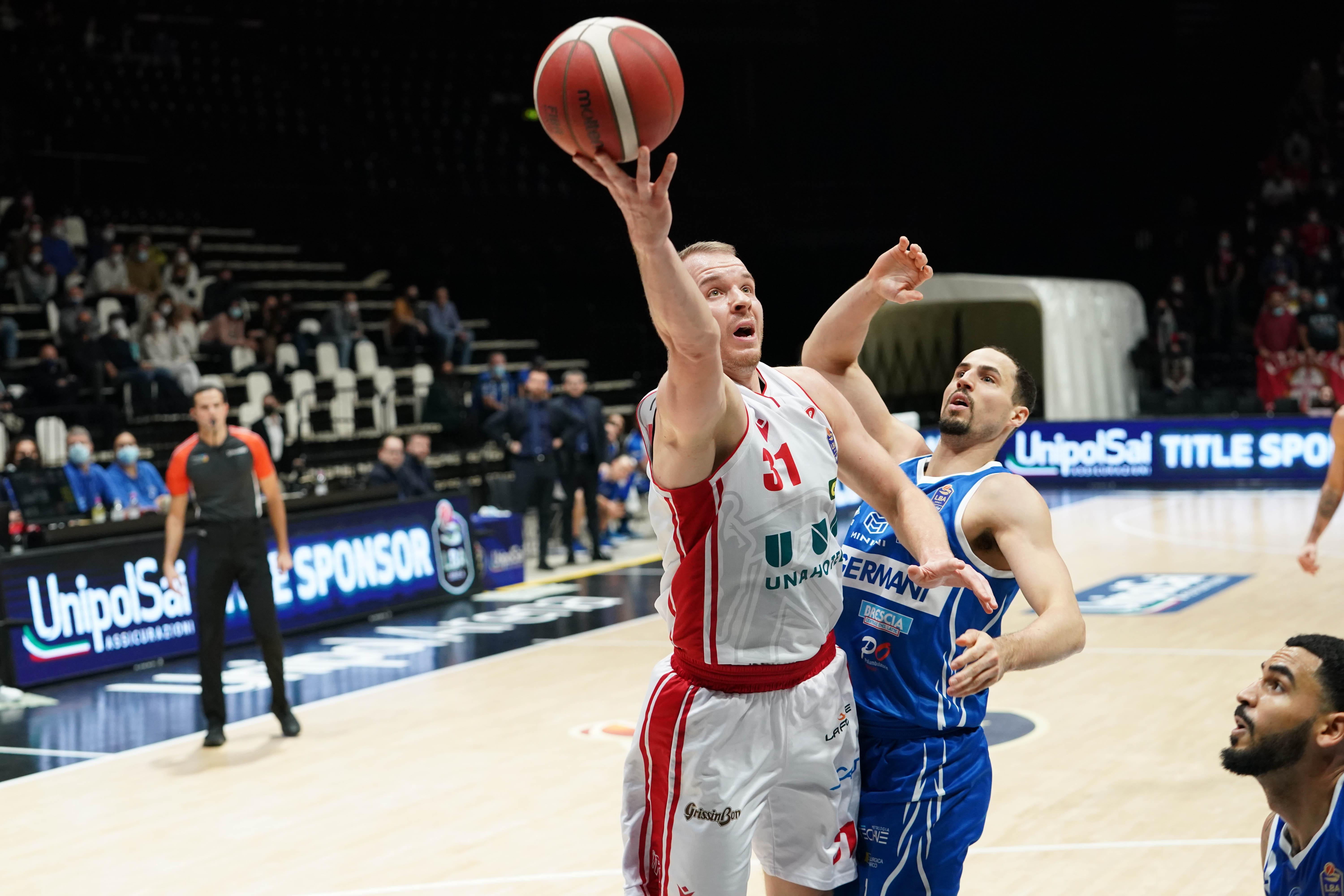 Olisevicius a canestro nel match contro la Germani Brescia