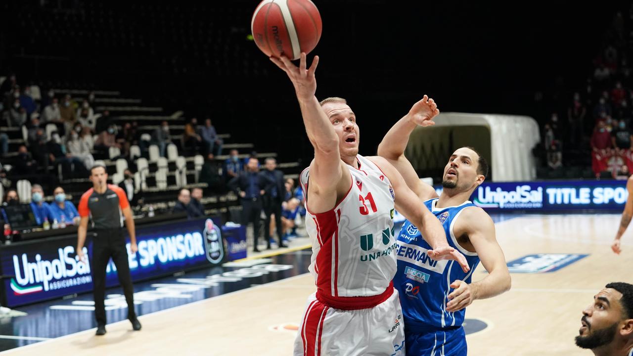 Olisevicius a canestro nel match contro la Germani Brescia
