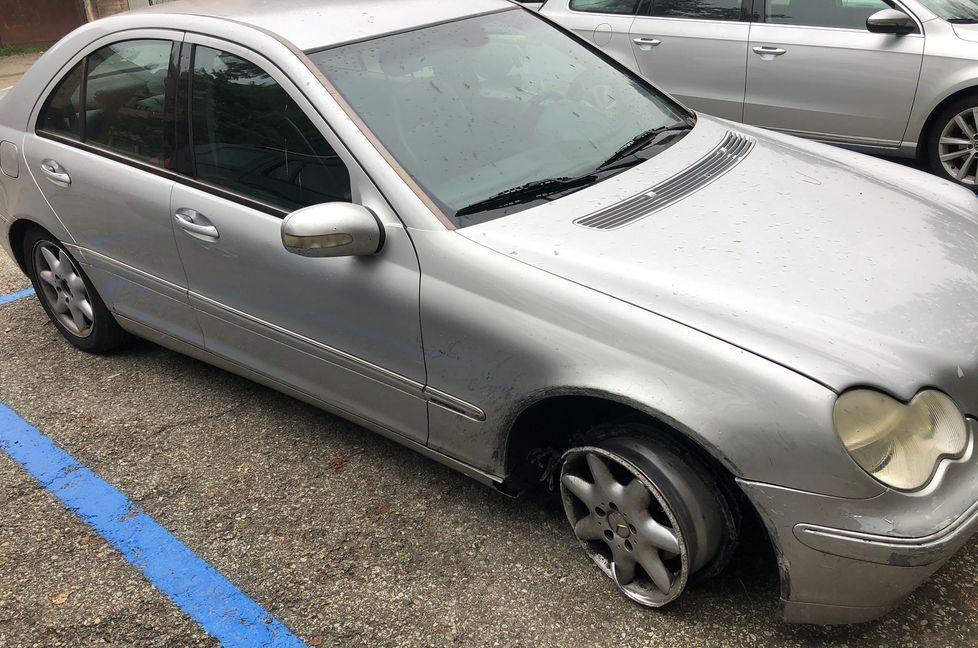 Reggio Emilia, danneggia le auto e aggredisce la polizia. Arrestato il vandalo-ladro di via Bolognesi 