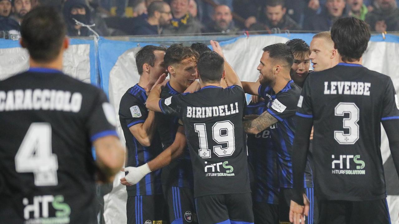 L'abbraccio tra i nerazzurri dopo il gol (foto Fabio Muzzi)