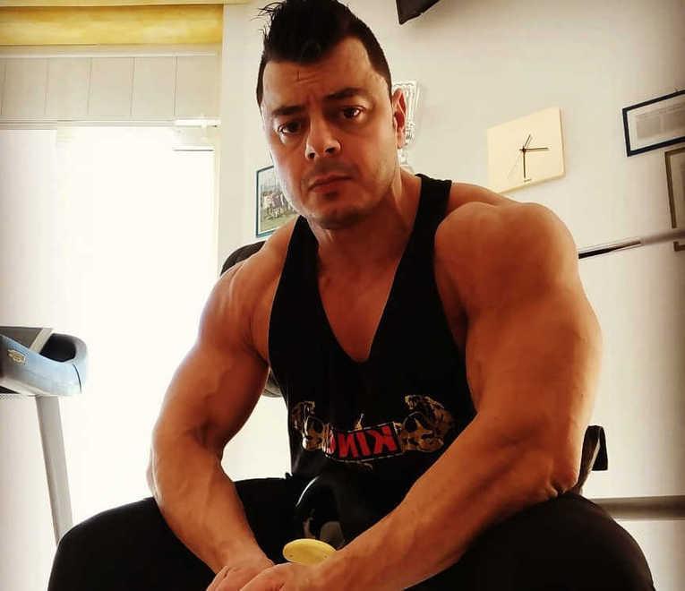 Gli stacca un dito, Dingo rimane ai domiciliari 