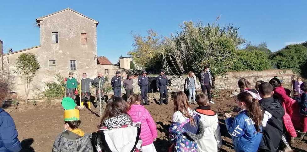 I bimbi “piantano” l’orto didattico accanto alla scuola 