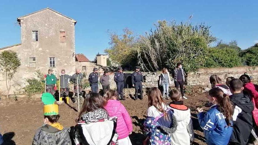 I bimbi “piantano” l’orto didattico accanto alla scuola