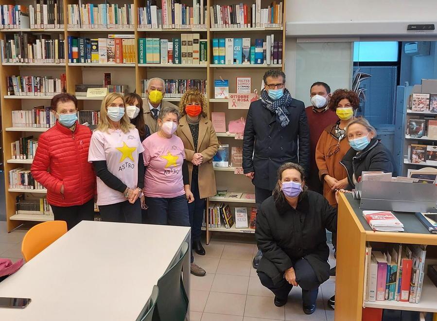 Conoscere e prevenire il tumore al seno con uno scaffale di libri